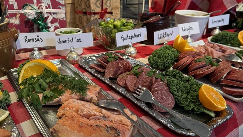 Traditionell svensk julmat p julbord med julduk i rtt