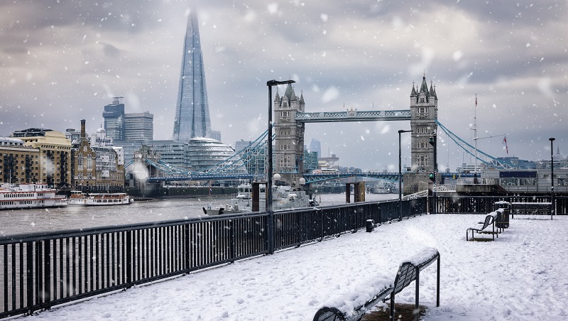 Tower Bridge och The Shard, Londons hgsta byggnad, i snkltt landskap med Themsen och sniga bnkar i frgrunden