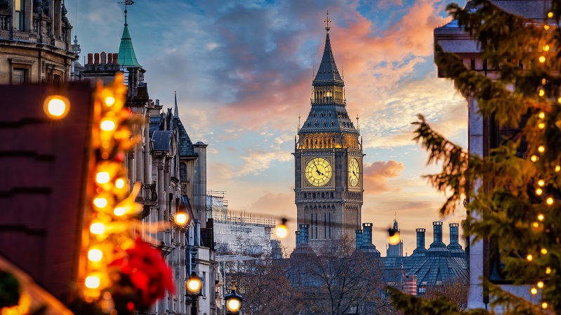 Big Ben i London i bakgrunden och trd med juldekorationer framfr